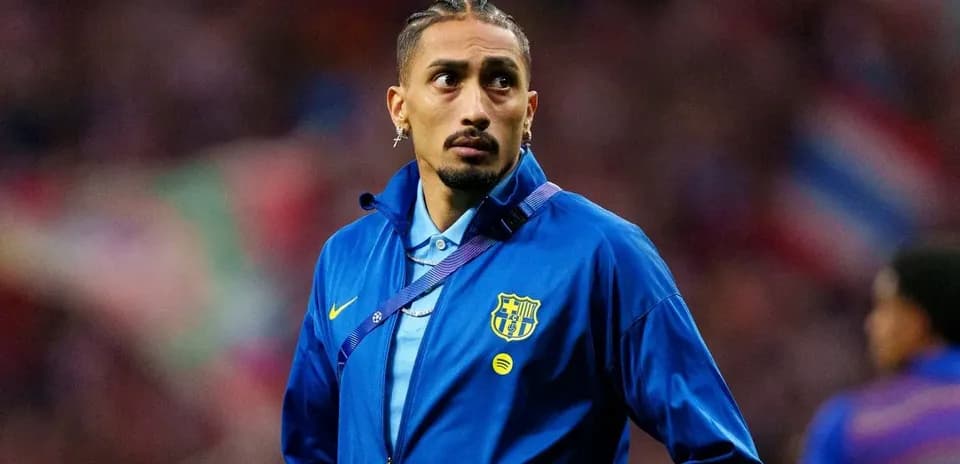 Joueur de Barcelone en tenue d'échauffement sur le terrain
