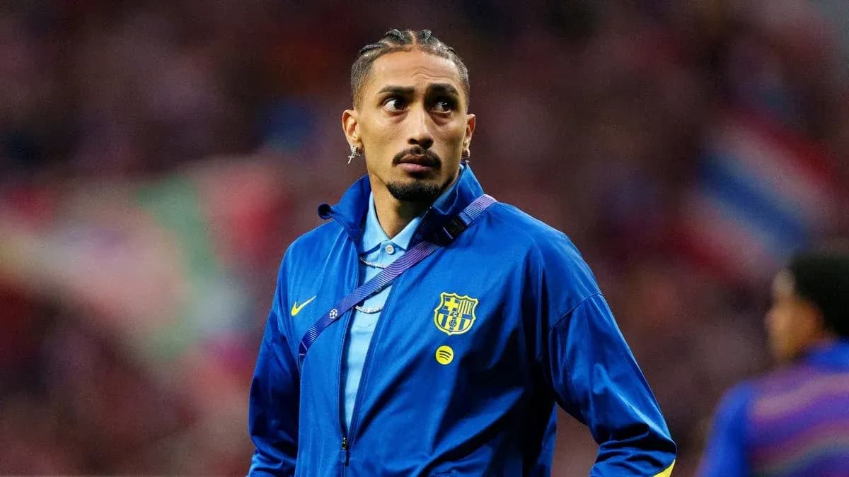 Joueur de Barcelone en tenue d'échauffement sur le terrain