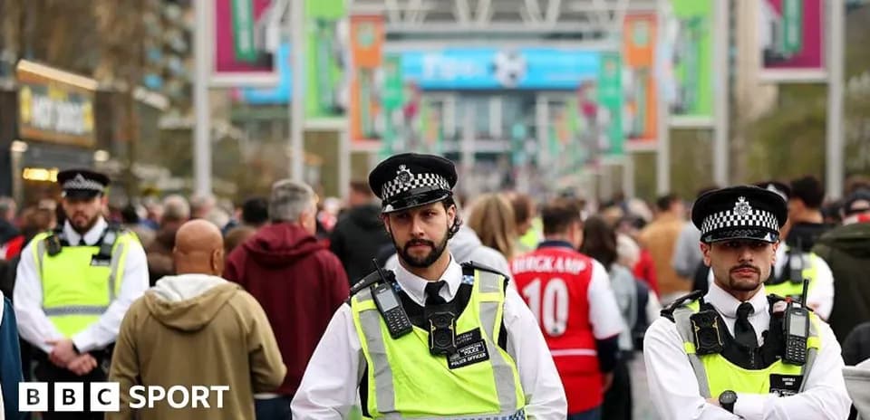 Policiers surveillant la foule à Wembley