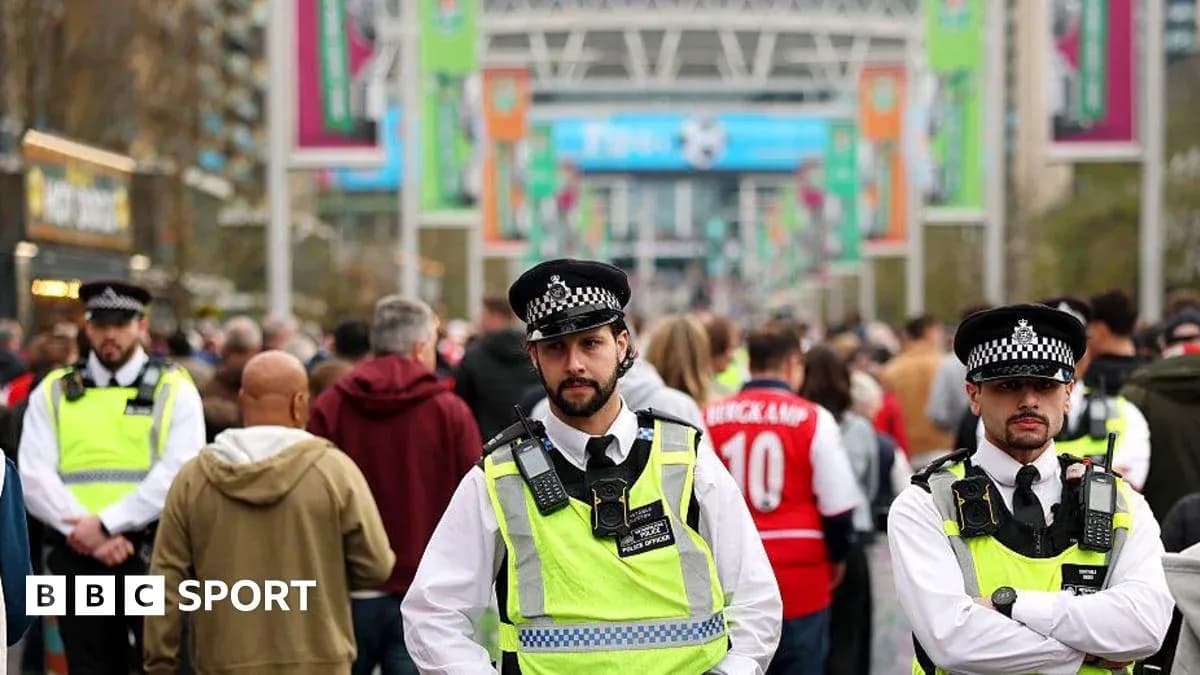 Policiers surveillant la foule à Wembley