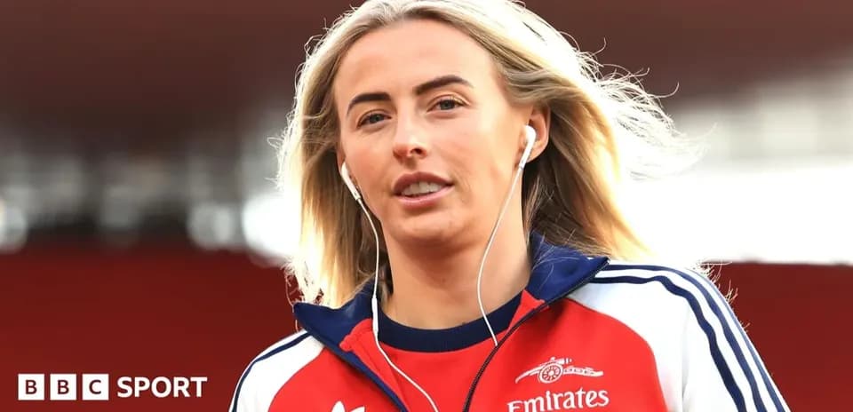 Joueuse marchant avec des écouteurs sur le terrain
