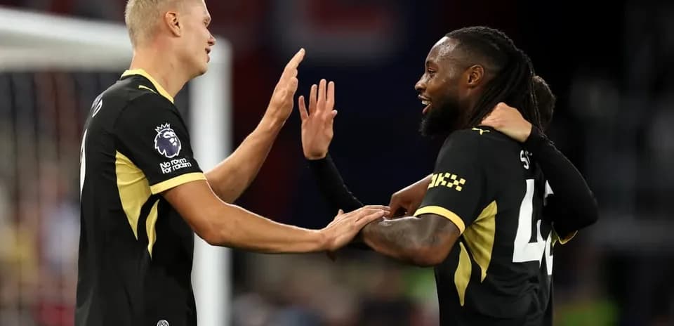 Deux joueurs célébrant un but sur le terrain