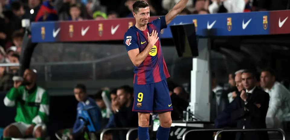 Robert Lewandowski saluant les supporters au match
