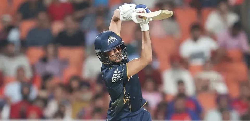 Joueur frappant la balle avec une batte de cricket