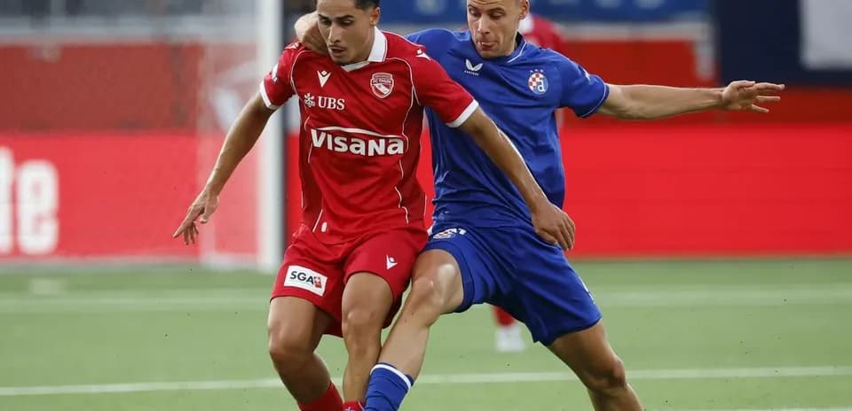Deux joueurs se disputant le ballon pendant le match