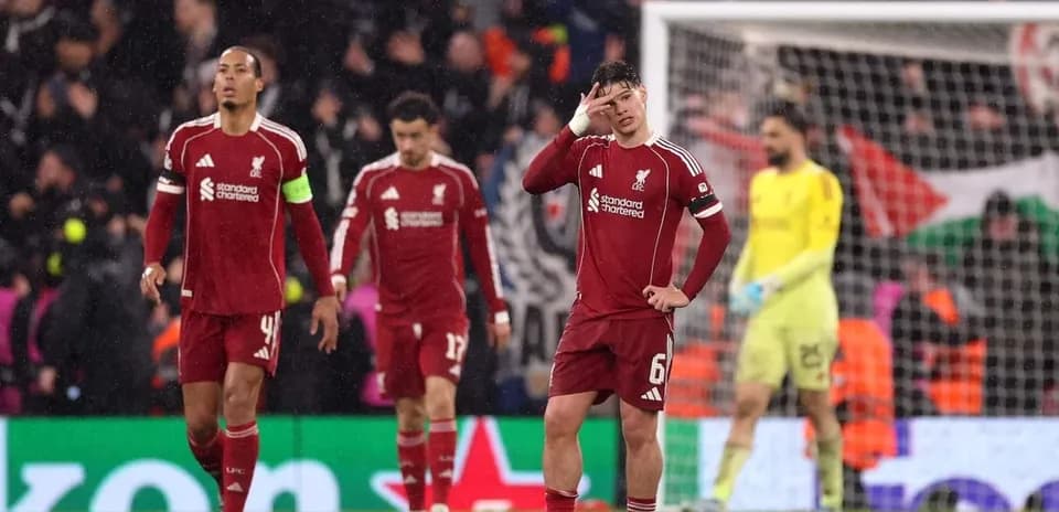 Joueurs de Liverpool marchant sur le terrain après le match