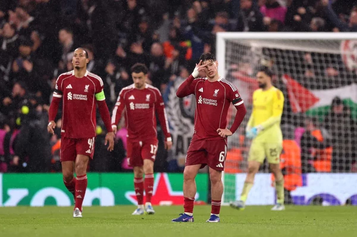 Joueurs de Liverpool marchant sur le terrain après le match