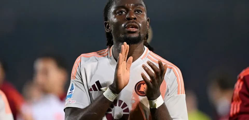 Joueur applaudissant après le match au stade