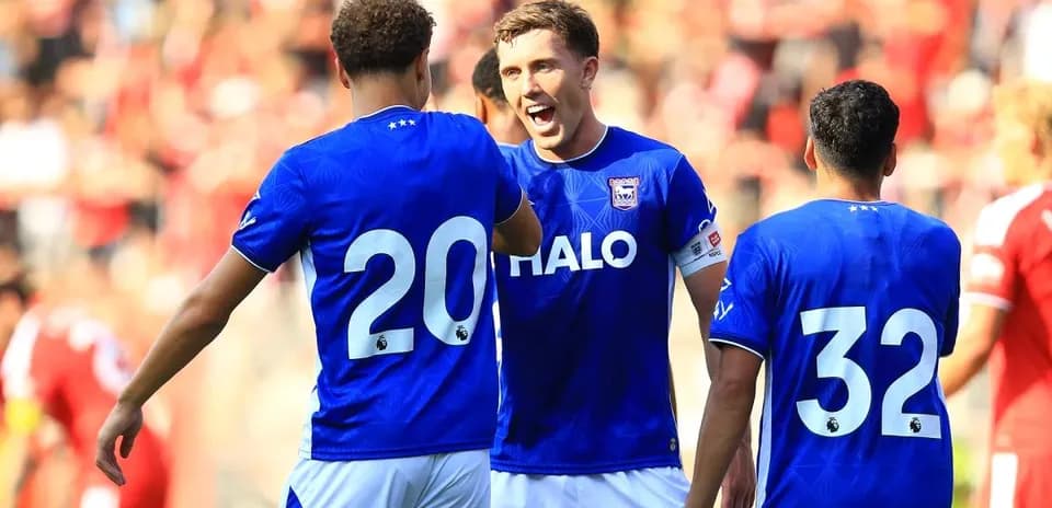 Joueurs d'Ipswich célébrant un but lors du match