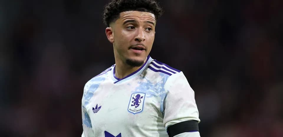 Joueur d'Aston Villa en maillot de match sur le terrain