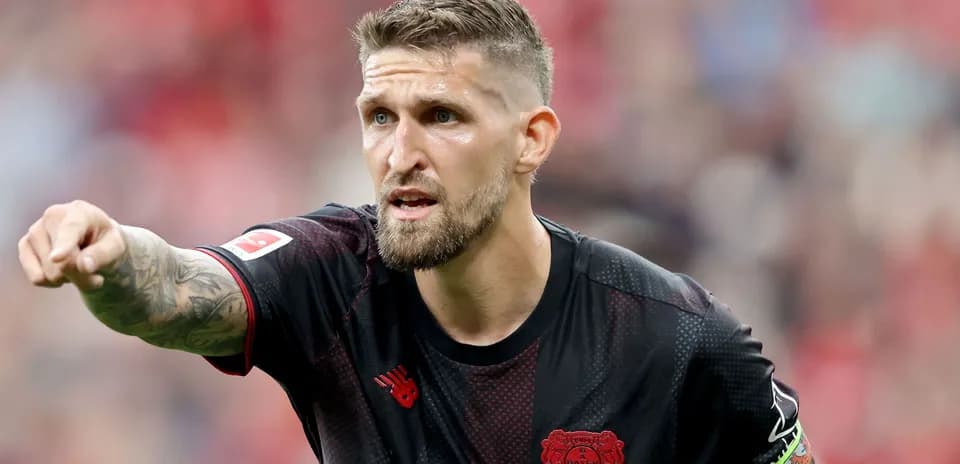 Joueur de football pointant sur le terrain