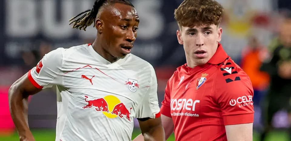 Deux joueurs en action sur le terrain de football