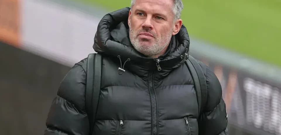 Homme en manteau noir marchant sur le terrain