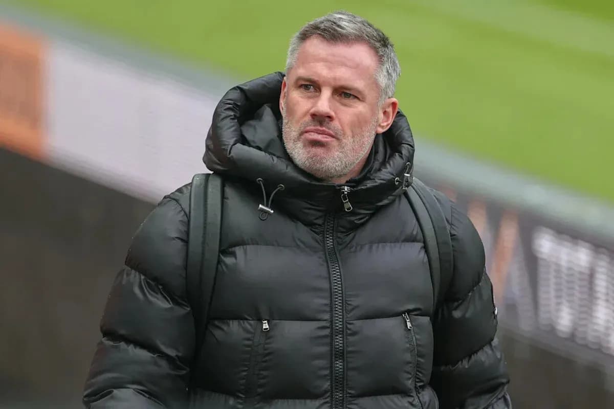 Homme en manteau noir marchant sur le terrain