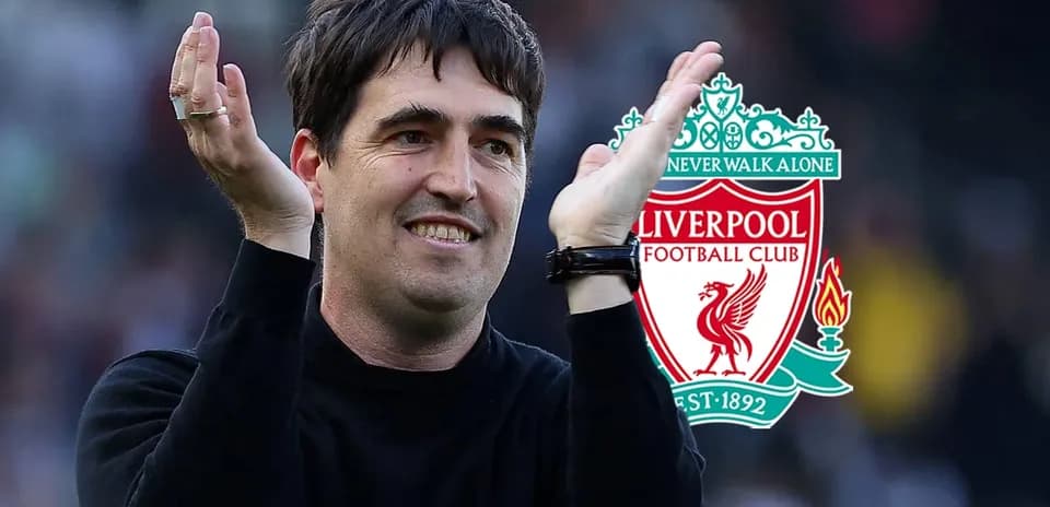 Entraîneur applaudissant avec le logo de Liverpool en arrière-plan