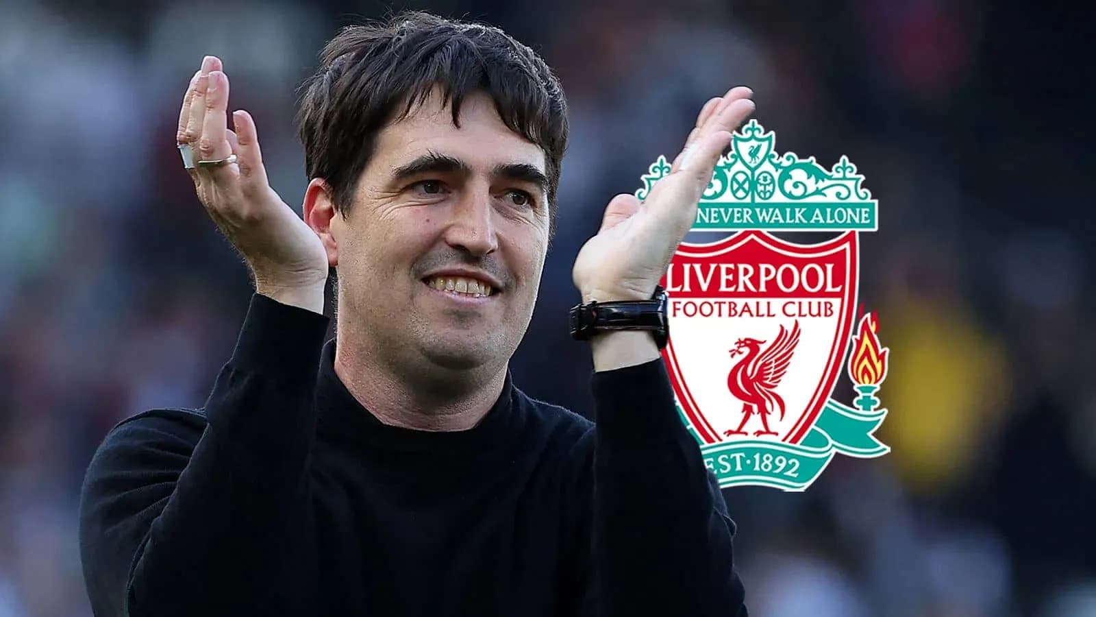 Entraîneur applaudissant avec le logo de Liverpool en arrière-plan