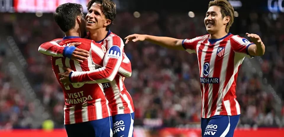 Joueurs d'Atlético célébrant un but ensemble
