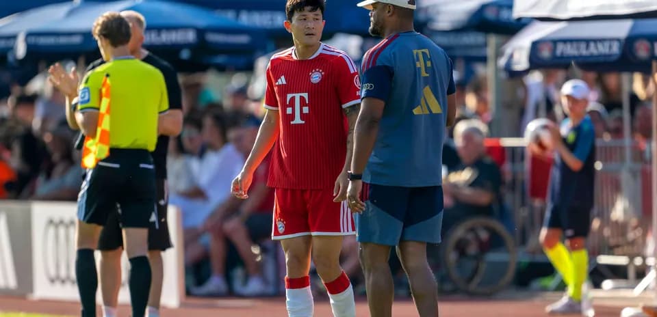 Joueur du Bayern Munich discutant avec un entraîneur