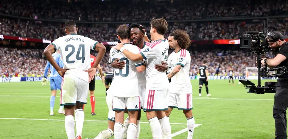 Joueurs célébrant un but sur le terrain
