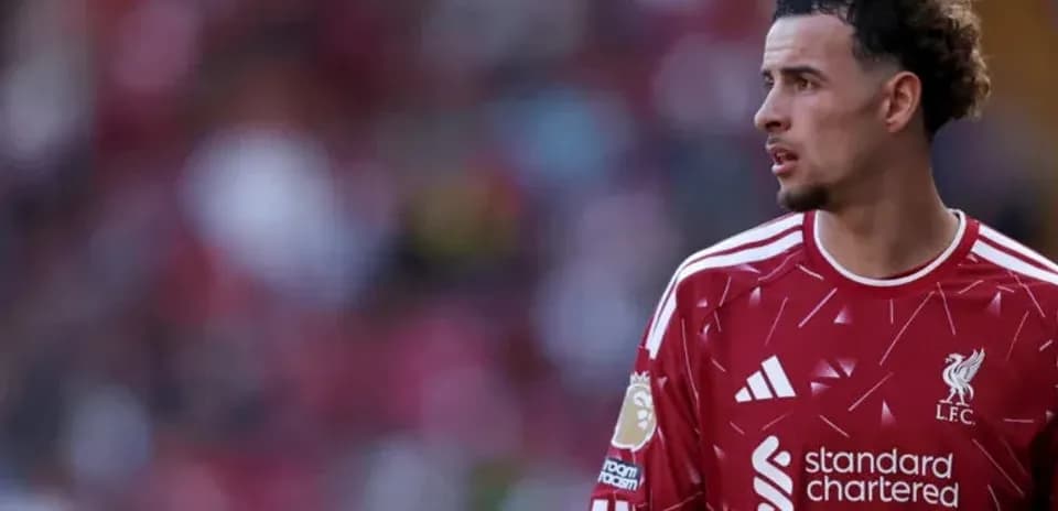 Joueur de Liverpool en tenue rouge sur le terrain
