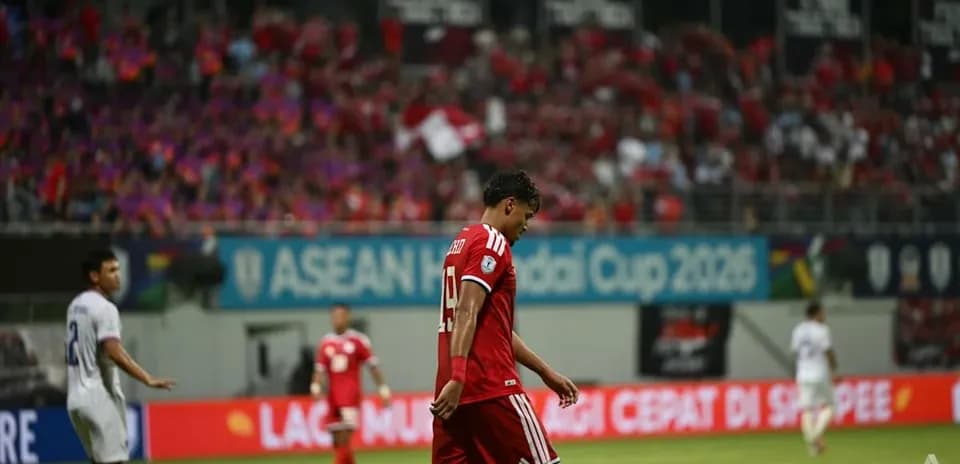 Joueur déçu marchant sur le terrain pendant le match