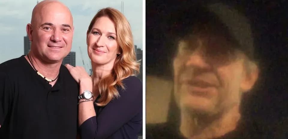 Deux personnes posant ensemble, une autre en vidéo floue