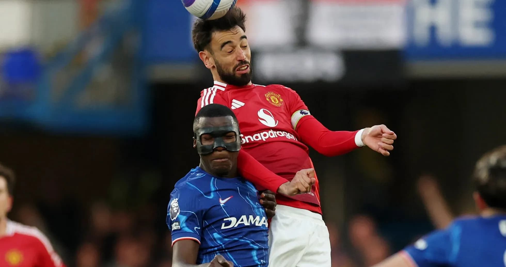 Deux joueurs en duel aérien lors du match