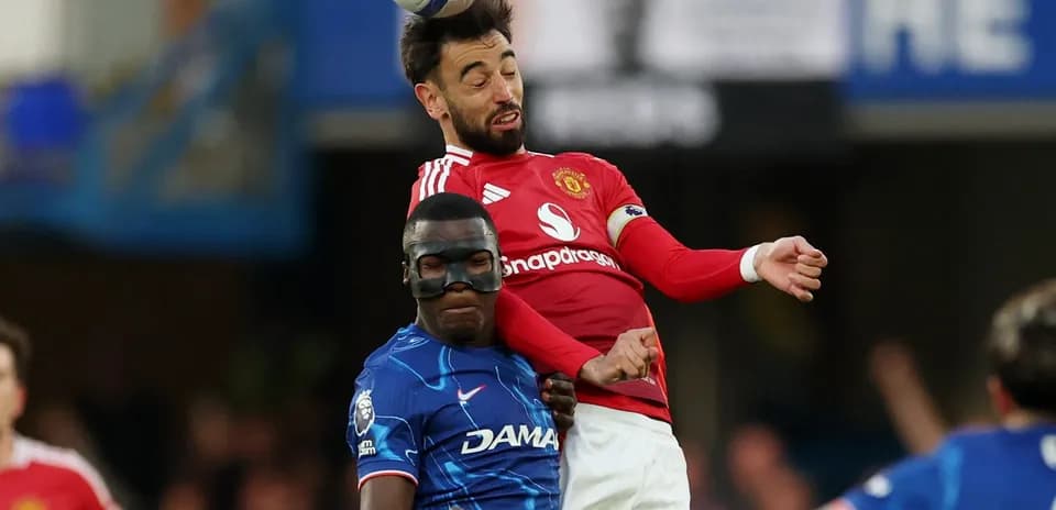 Deux joueurs en duel aérien lors du match