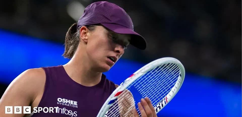 Joueuse de tennis examinant sa raquette pendant le match
