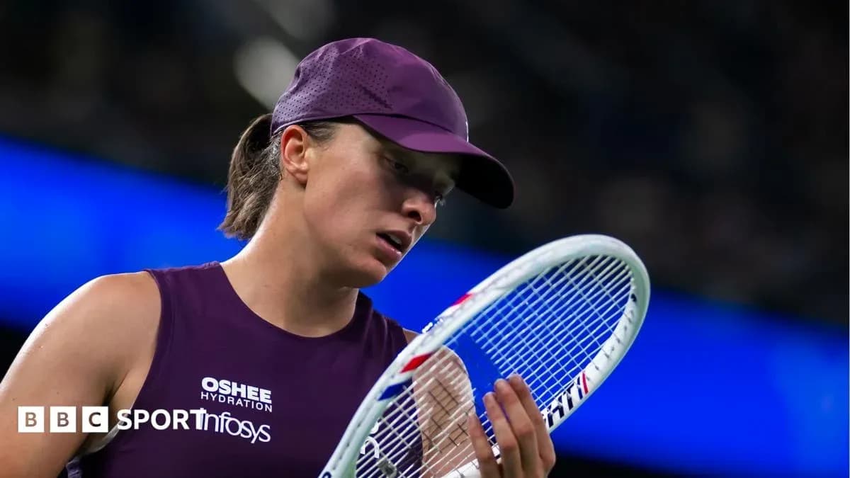 Joueuse de tennis examinant sa raquette pendant le match