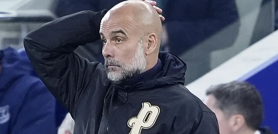 Entraîneur observant le match avec une main sur la tête
