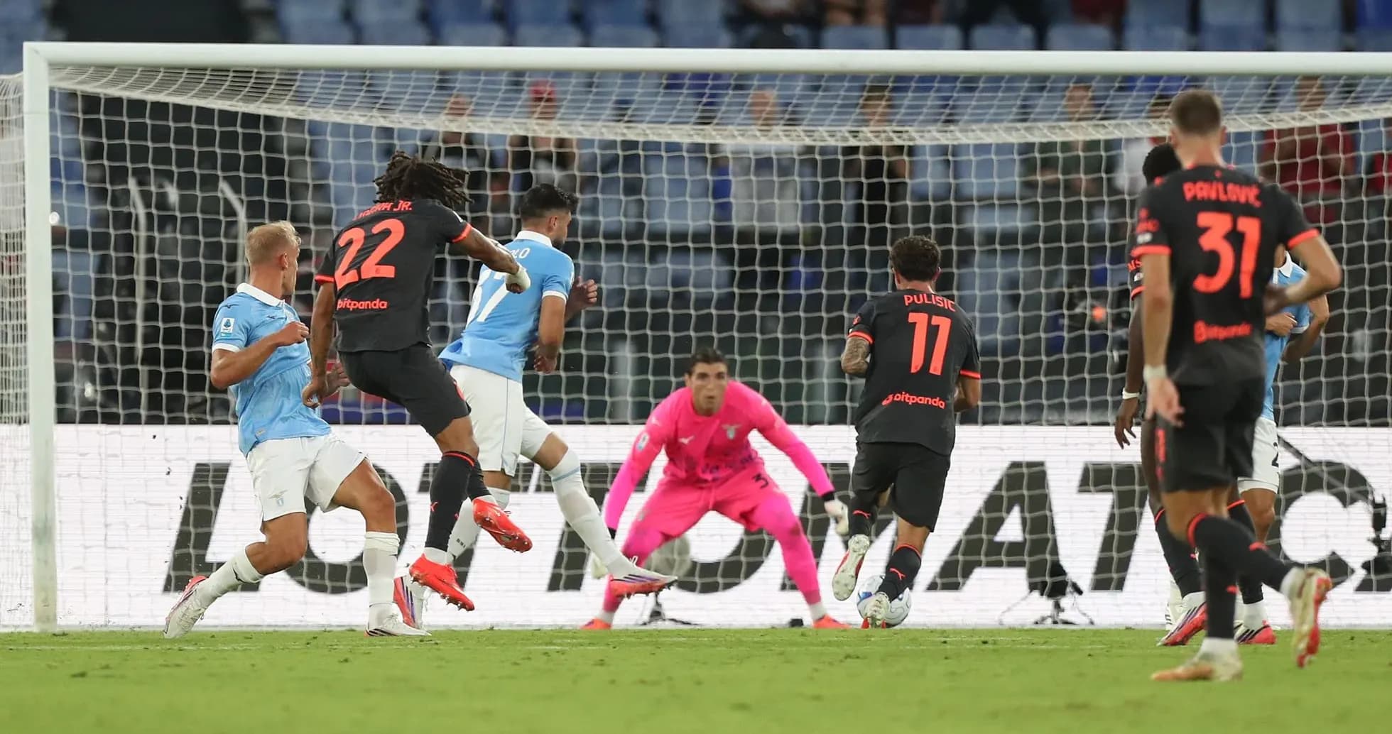Action de match entre Lazio et AC Milan
