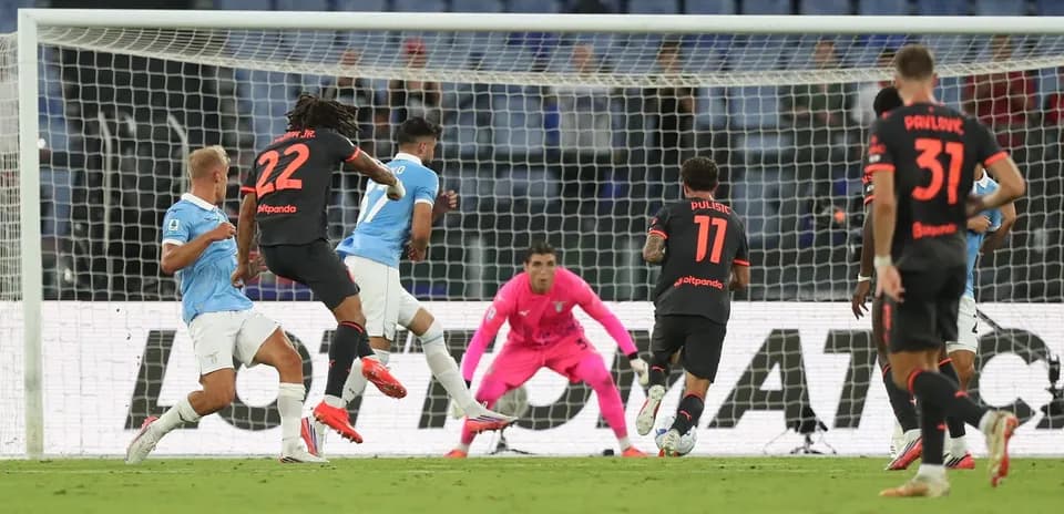 Action de match entre Lazio et AC Milan