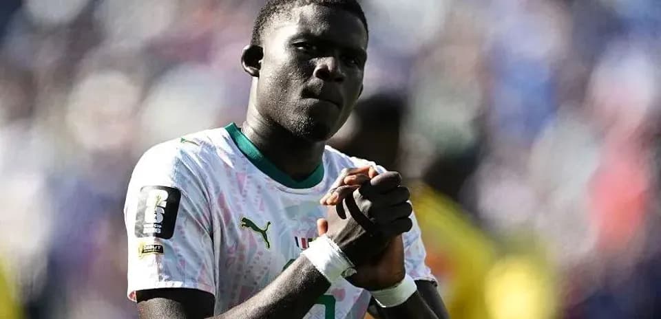 Joueur avec le maillot du Sénégal en action