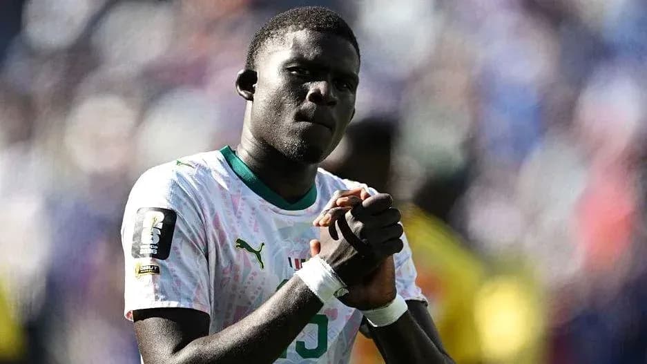 Joueur avec le maillot du Sénégal en action