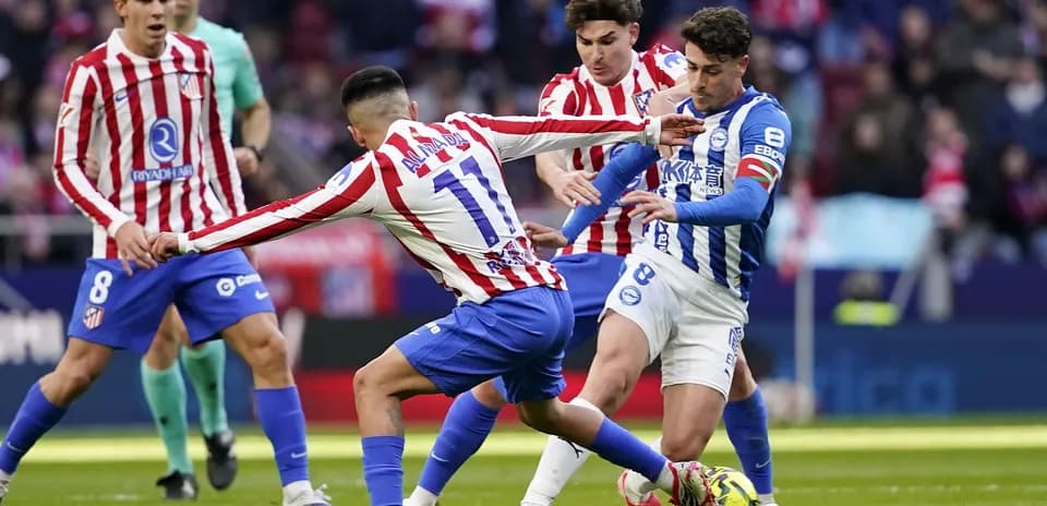 Action de jeu entre Alavés et Atletico Madrid