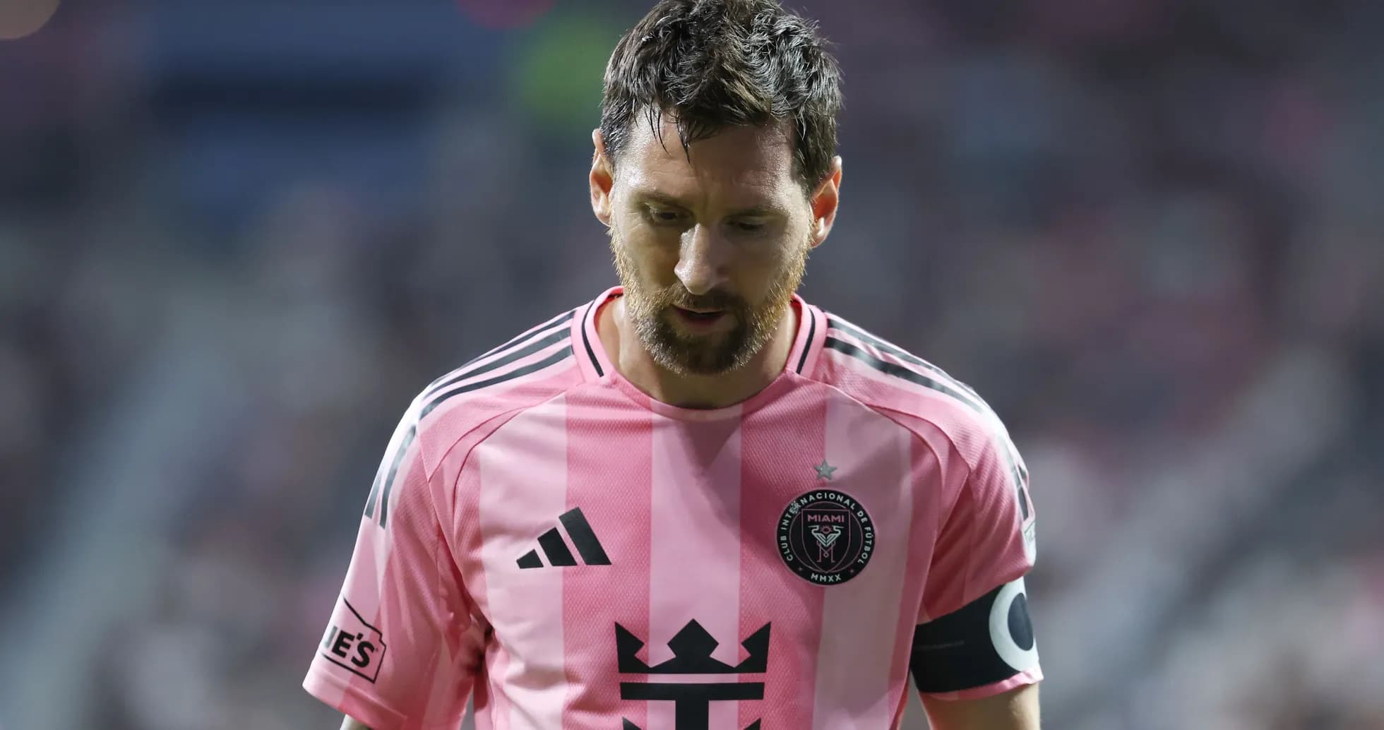 Joueur de l'Inter Miami en maillot rose sur le terrain