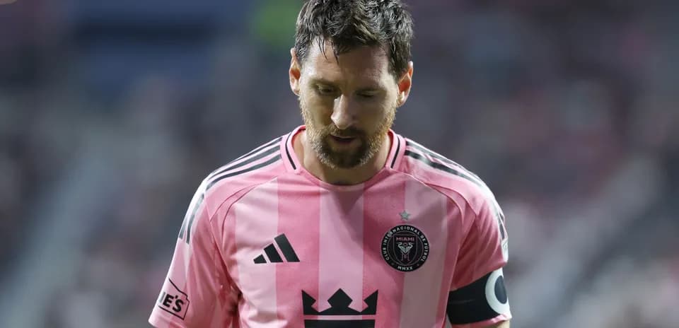 Joueur de l'Inter Miami en maillot rose sur le terrain