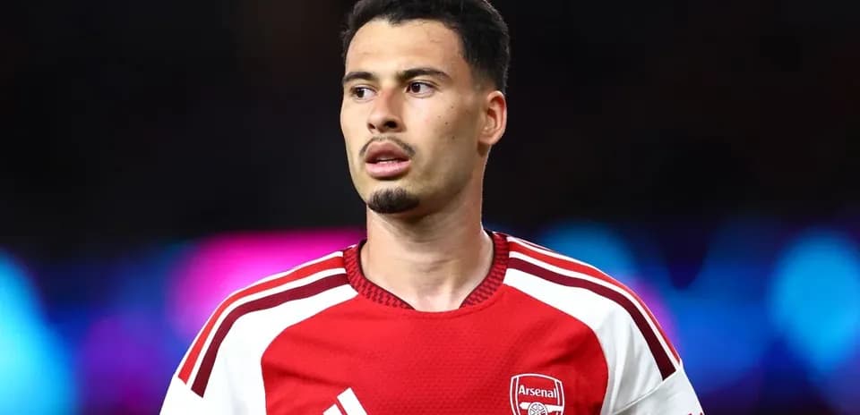 Joueur d'Arsenal en maillot rouge lors d'un match