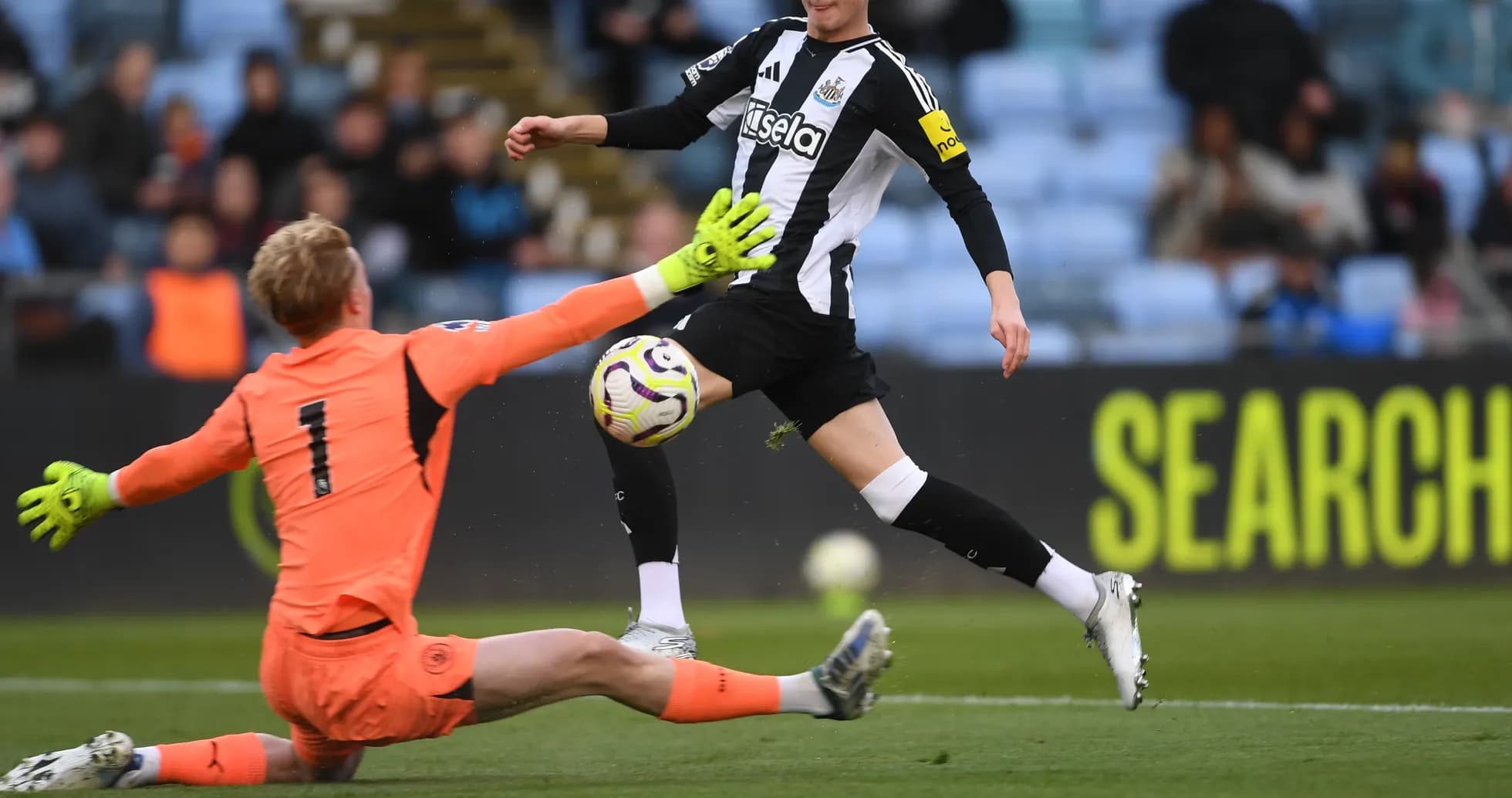 Un joueur de Newcastle U21 en action contre le gardien