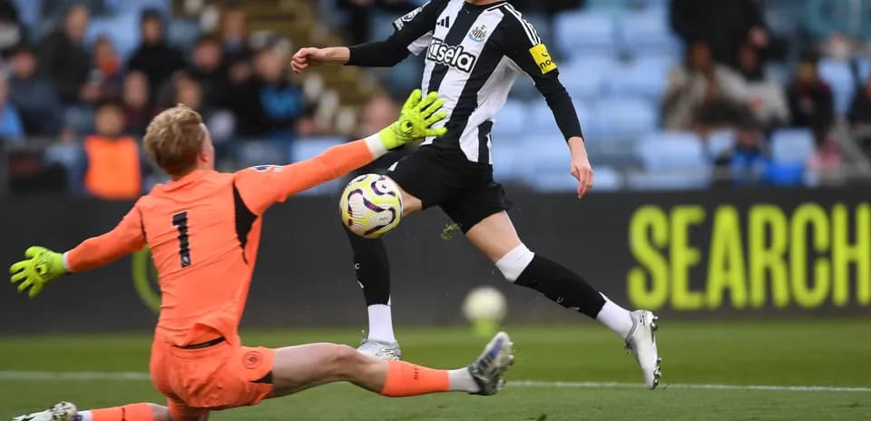 Un joueur de Newcastle U21 en action contre le gardien