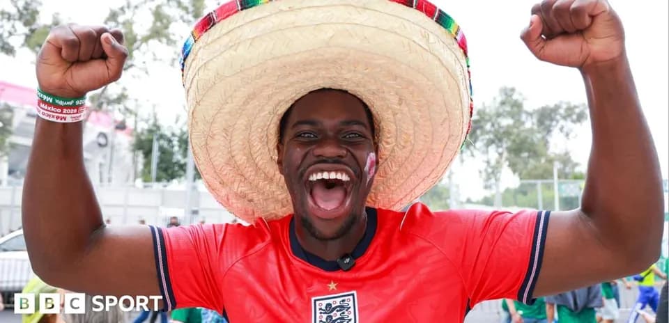 Homme en maillot anglais avec chapeau festif