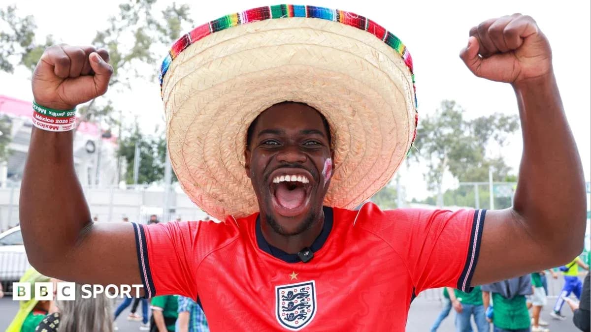 Homme en maillot anglais avec chapeau festif