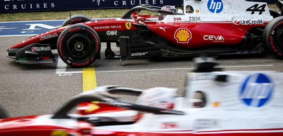 Deux voitures de Formule 1 sur la ligne de départ