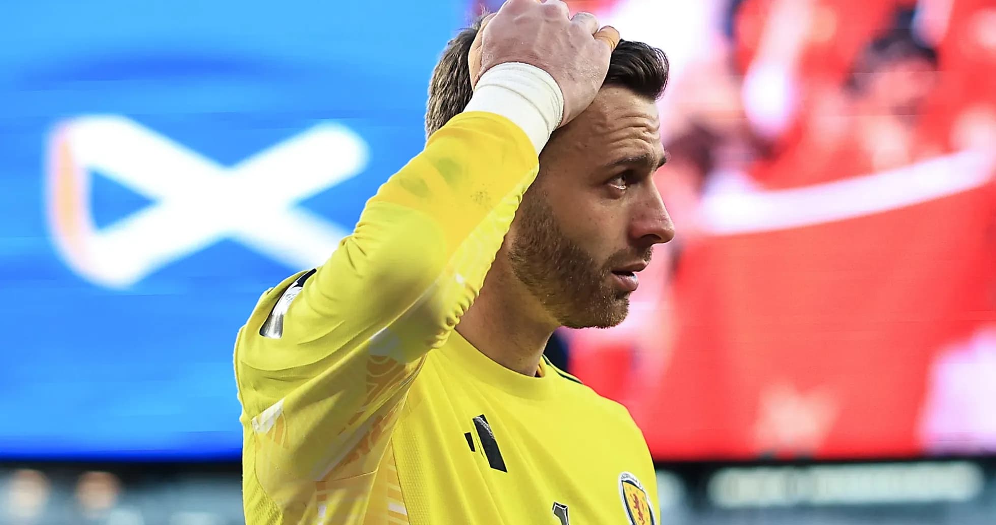 Gardien de but touchant sa tête pendant le match