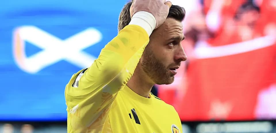 Gardien de but touchant sa tête pendant le match