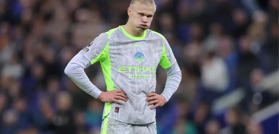 Joueur de Manchester City en tenue de match sur le terrain