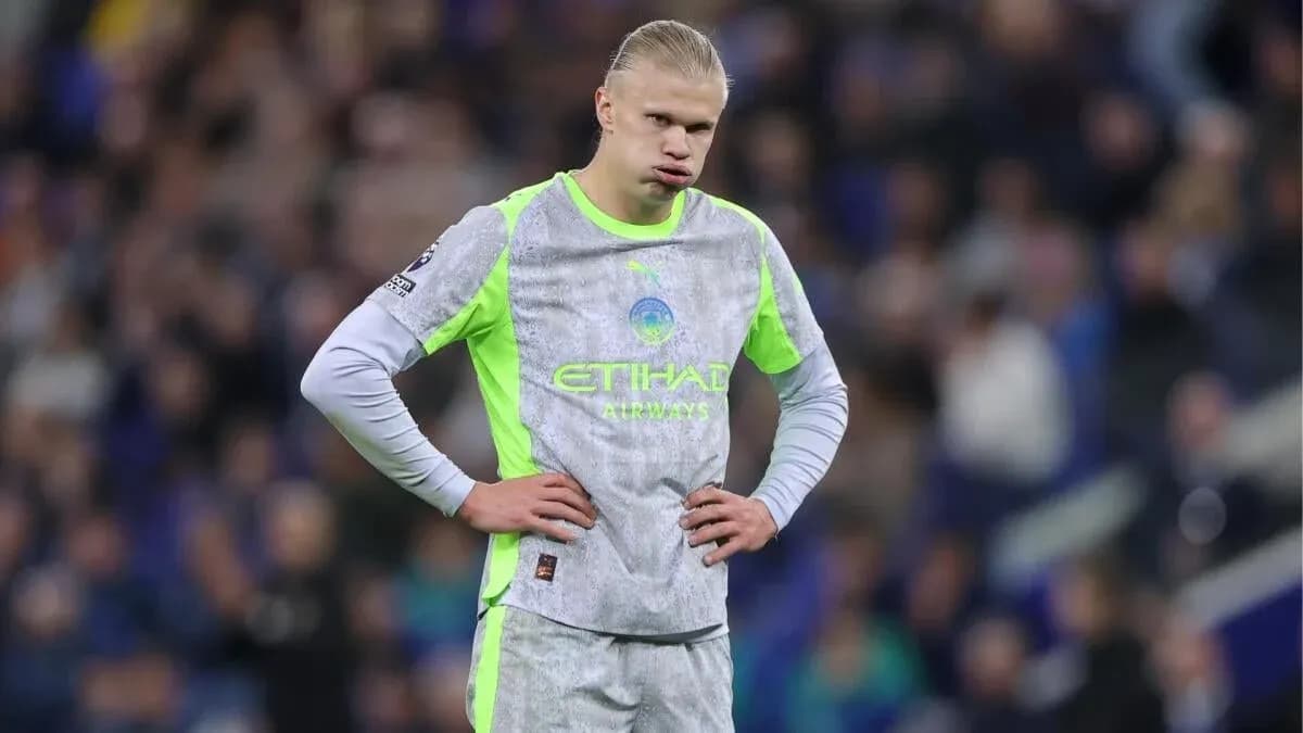 Joueur de Manchester City en tenue de match sur le terrain
