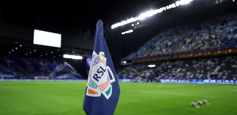 Drapeau de la RSL sur le terrain de football
