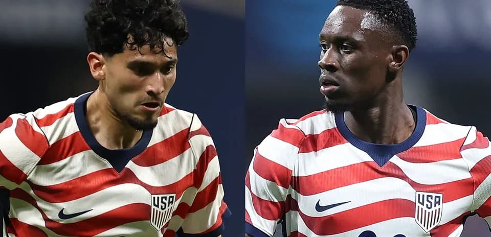 Deux joueurs américains en maillots rayés lors d'un match